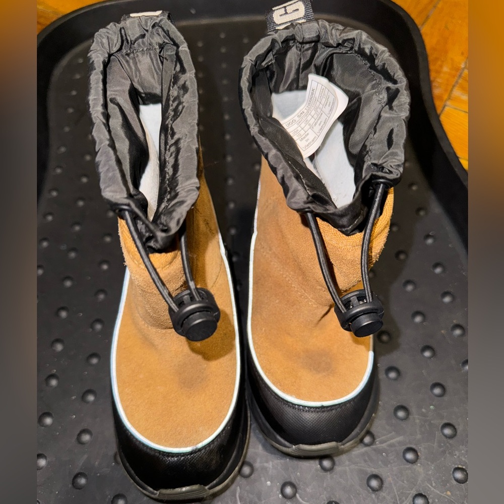 UGG 10C